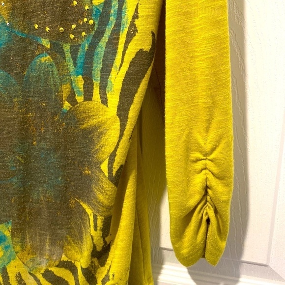 Boho top blouse with sparkly studs ruffled back and sleeves chartreuse green M
C - Picture 5 of 7
